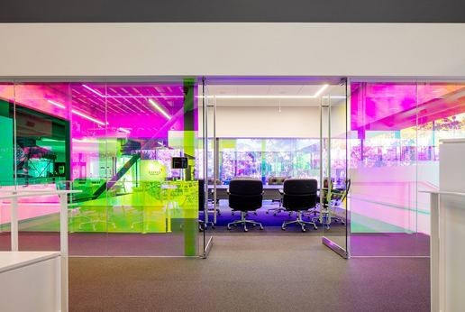 3M-dekorativne-folije-za-stekla/ai-architects-dichroic-glass-workspace-4